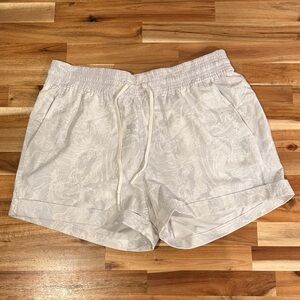 Women's Lululemon White Patterned Shorts
